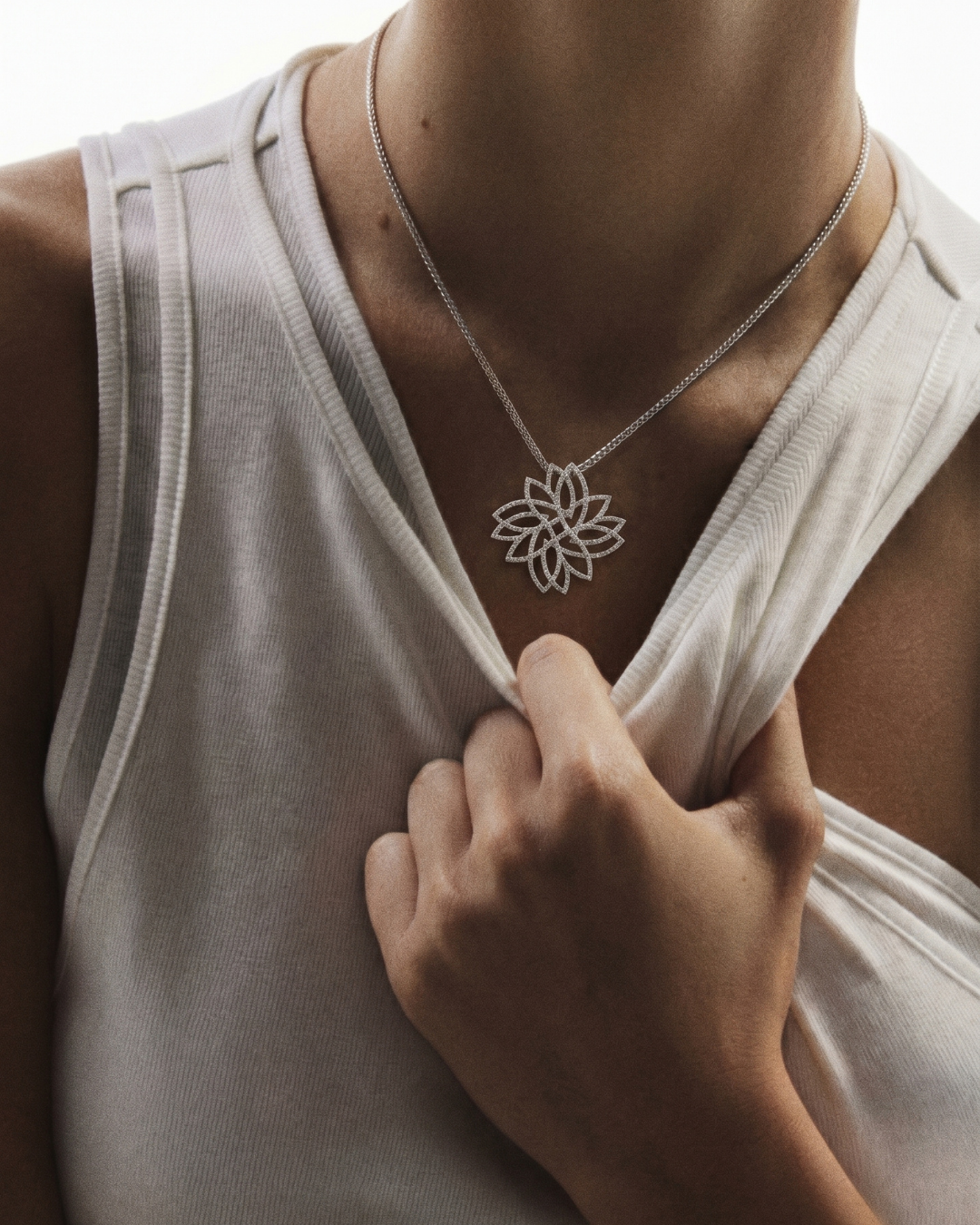 Round Diamonds Leaf Pendant